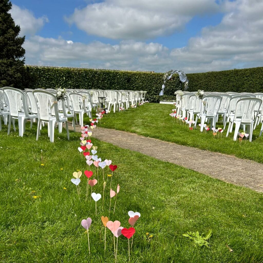 L’attribut alt de cette image est vide, son nom de fichier est mariage_ceremony_outside-1024x1022.jpg.